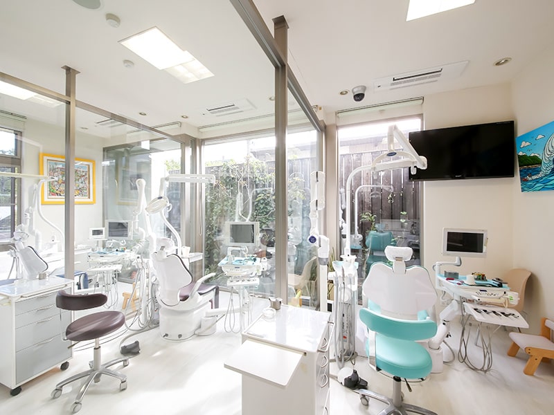 清誠歯科 本院(東住吉)院内写真/ガラス張りの治療スペース