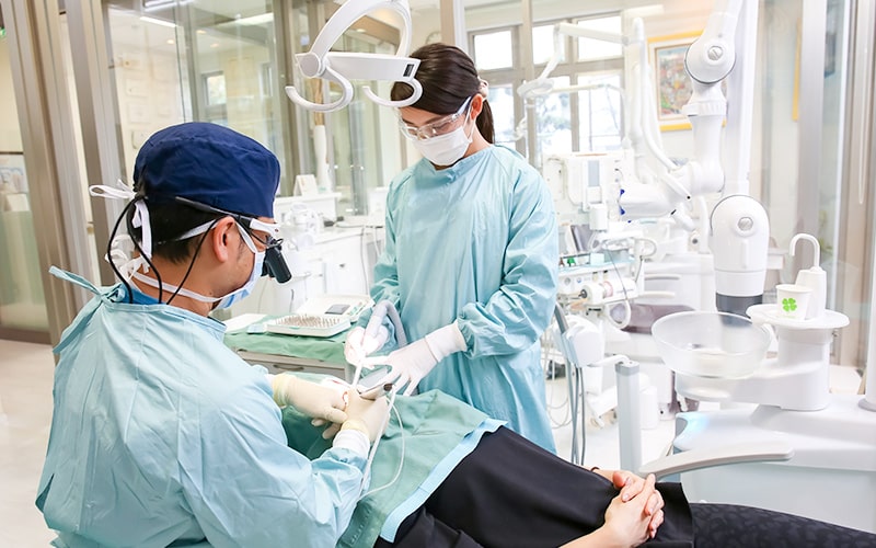 清誠歯科のインプラント治療の流れ｜インプラント治療（手術当日）の様子